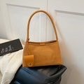 Borsa a spalla minimalista in pelle scamosciata giallo senape con mini charm abbinato - Marrone