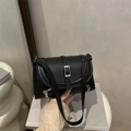 Borsa a tracolla minimalista in pelle nera con fibbia argento e dettagli zip - Nero