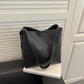 Minimalistische schwarze Übergröße-Einkaufstasche aus mattem Kunstleder mit breitem Gurt - Schwarz