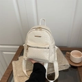 Schicker beiger Mini-Rucksack mit Webstruktur, Goldbeschlägen und Fronttasche - Weiß