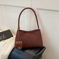 Borsa a spalla in camoscio marrone scuro opaco a trapezio con mini portamonete - Marrone