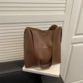 Große braune Tote-Bag aus Kunstleder mit breitem Gurt und vertikaler Nahttasche - Dunkelbraun