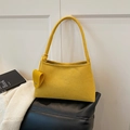Borsa a tracolla minimalista in feltro giallo brillante con ciondolo a cuore coordinato - Giallo