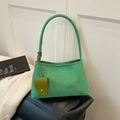 Sac à bandoulière en daim vert vif minimaliste avec sangle nouée et pendentif décoratif - Vert