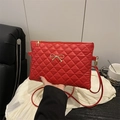 Borsa a tracolla rossa trapuntata con fiocco dorato e design minimalista moderno - Rosso