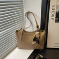 Borsa tote kaki capiente con sciarpa di seta decorativa sul manico elegante - Cachi