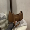 Bolso de hombro marrón tipo media luna con letras doradas y correa ancha de moda - Marrón