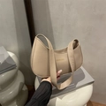 Bolso de hombro beige tipo media luna en cuero sintético con correa ancha y logo dorado - Caqui