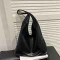 Grand sac cabas minimaliste en cuir PU noir mat avec une silhouette de sac hobo - Noir