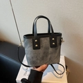Mini bolso de hombro tipo cubo en denim gris oscuro con correas de cuero y remaches - Estilo Textura Denim Lavado / Marrón Oscuro