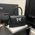 Borsa a tracolla nera minimalista con glitter e dettaglio fiocco in argento chic - Nero