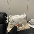 Schicke weiße Croissant-Tasche mit Knotengurt und glänzender Ölwachs-Leder-Optik - Weiß