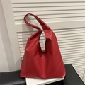 Grand sac cabas vintage rouge pour femme avec bandoulière au design minimaliste chic - Rouge