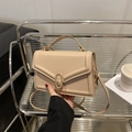 Schicke beige Umhängetasche in matter Lederoptik mit goldenem Schloss und Tragegriff - Khaki