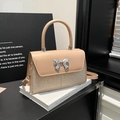 Borsa a tracolla minimalista rosa albicocca con fibbia a fiocco argento e trama intrecciata - Cachi