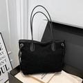 Bolso tote negro de borreguillo con asas de cuero y detalles de cordón ajustable - Negro