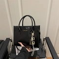 Sac fourre-tout tendance en cuir verni noir avec chaîne et bandoulière réglable - Noir