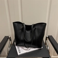 Bolso tote minimalista en cuero negro mate para mujer con un diseño interior espacioso - Negro