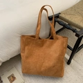 Detail van bruine corduroy shopper met gestreepte textuur en groot draagvermogen - Bruin Zonder Hanger