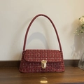 Elegante borsa a spalla in tweed rosso vino con dettagli dorati e manico liscio - Rosso