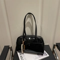 Borsa a spalla nera lucida stile bowling con ciondolo decorativo in perline - Con Ciondolo / Nero