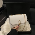 Elegante borsa a tracolla bianca con catena dorata in una confezione regalo - Bianco