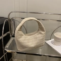 Minimalistische beige gewebte Hobo-Handtasche mit V-Struktur und Reißverschluss - Handtasche Knödeltasche / Weiß