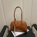 Borsa Boston retrò in ecopelle marrone con ciondolo di perline e doppio manico - Con Ciondolo / Marrone