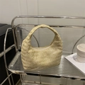 Minimalistische beige gewebte Hobo-Handtasche mit integriertem Griff und Reißverschluss - Handtasche Knödeltasche / Khaki