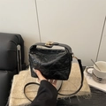 Mini sac à main noir avec matelassage en cœur et détails en métal doré pour femmes - Noir