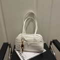 Borsa sottobraccio bianca vintage in ecopelle con nappa decorativa in perline di legno - Con Ciondolo / Bianco