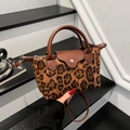 Sac bandoulière chic à motif léopard avec finitions en cuir marron et boucles argent - Marron