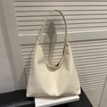 Sac fourre-tout beige crème minimaliste à texture plissée comme sac à bandoulière élégant - Blanc Cassé