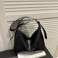 Bolso tote de cuero encerado negro brillante con correa ajustable y herrajes plateados - Negro