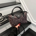 Sac bandoulière chic à imprimé léopard avec finitions en cuir noir et métal argenté - Gris