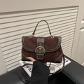 Braune Retro-Umhängetasche aus Wildleder und Leder mit Gold-Schnalle und verstellbarem Gurt - Braun