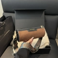 Borsa a cilindro in camoscio marrone e pelle nera con tracolla colorata e dettagli oro - Marrone