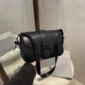 Borsa a tracolla minimalista in pelle nera con patta a busta e finiture metalliche oro - Nero