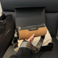 Borsa a cilindro in camoscio marrone con pelle nera e tracolla larga colorata etnica - Marrone