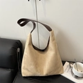 Borsa hobo in velluto a coste kaki con tracolla in pelle marrone per uno stile autunnale - Cachi