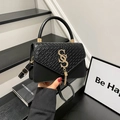 Minimalistische schwarze Handtasche mit gewebter Klappe, goldfarbenem S-Logo und Quaste - Schwarz