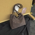 Dunkelbraune Wildleder-Tote-Bag mit geflochtenem Riemen und goldenem Logo auf Sakko - Braun