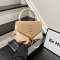 Schicke beige Umhängetasche mit gewebtem Deckel und eleganten Quastendetails aus Metall - Khaki