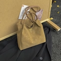 Khaki Tragetasche aus Wildleder mit geflochtenen Griffen und Goldlogo für Damen - Braun