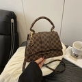 Bruine handtas met M-letter monogram en afneembare schouderriem in een retro stijl - Stijl M Koffie