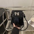 Borsa a tracolla nera chic con fiocco argento e lunghe nappe in pelle lucida - Nero