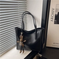 Grande borsa tote nera in ecopelle opaca con un simpatico ciondolo a forma di coniglio - Con Ciondolo / Nero