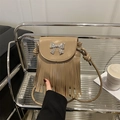 Borsa a tracolla beige con fibbia a fiocco argento e dettagli con lunghe frange - Cachi