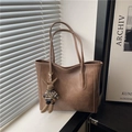 Borsa tote vintage color caramello in pelle con spalline lunghe e ciondolo a coniglio - Con Ciondolo / Cachi