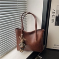 Borsa tote retrò in pelle marrone scuro con ciondolo a forma di coniglio carino - Con Ciondolo / Marrone